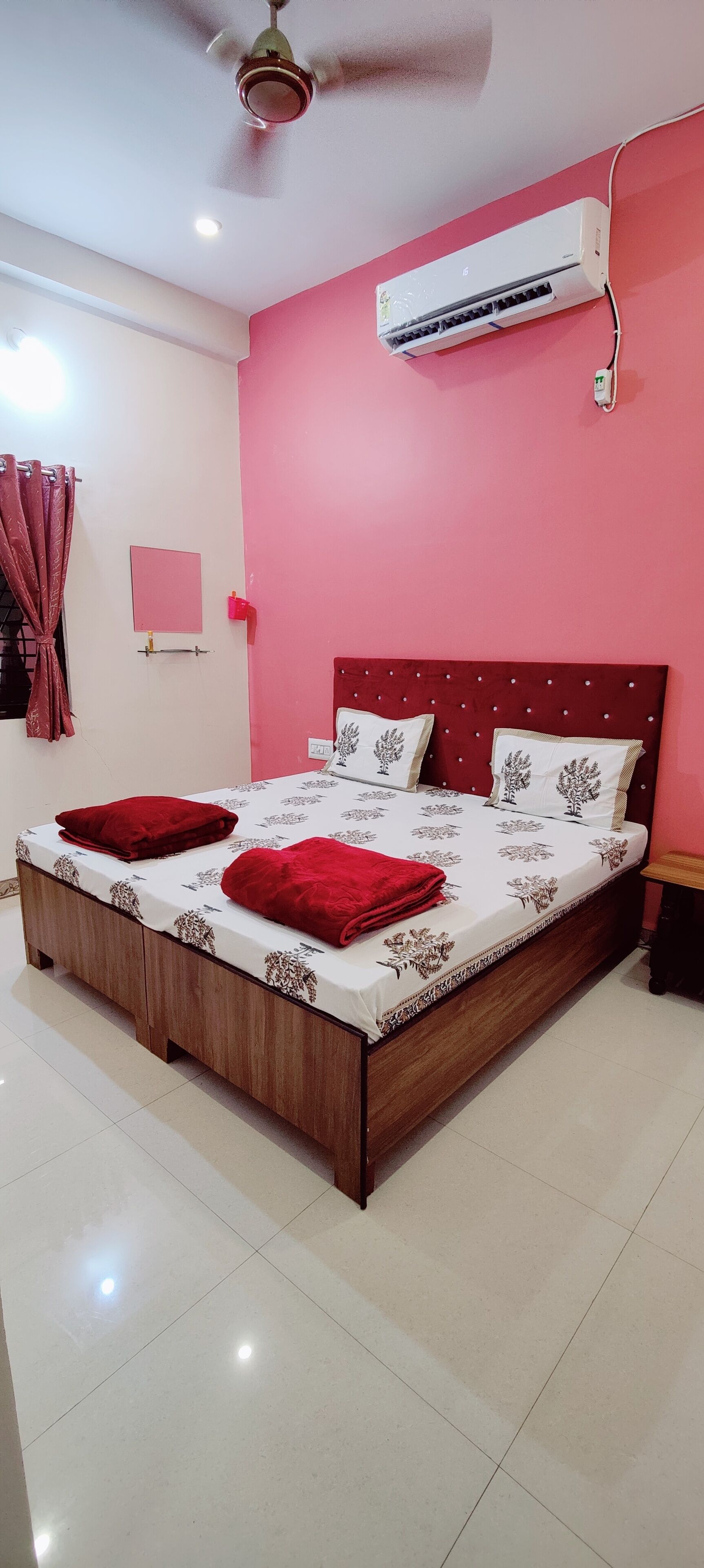 2 soverom, strykejern/-brett og sengetøy