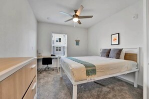 2 Schlafzimmer, Schreibtisch, Bügeleisen/Bügelbrett, WLAN