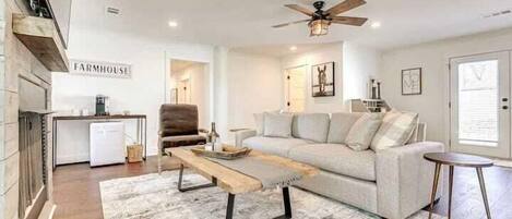 Fernseher, Kamin, Bücher, Arbeitsbereiche