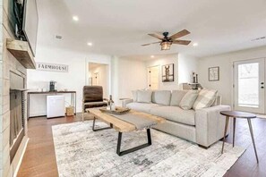 Een televisie en een kantoor