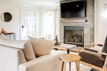 TV, offices. 2 BR Highland House of Historic DWTN Franklin