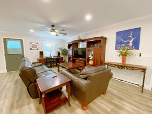 Smart TV, books - monthly 40% discount, hartwell lake side home & pet (Hartwell)