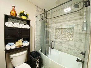 Douche, séchoir à cheveux, serviettes fournies, savon