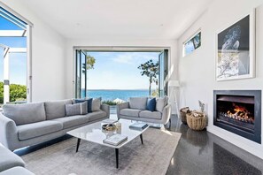 Télévision, cheminée, espaces bureaux