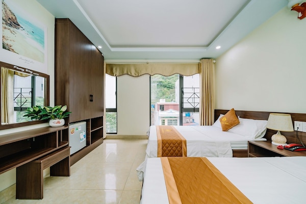 Deluxe-Dreibettzimmer, Bergblick | Daunenbettdecken, Schreibtisch, kostenloses WLAN, Bettwäsche