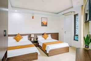 华丽三人房, 山景 | 羽绒被、办公桌、免费 WiFi、床单