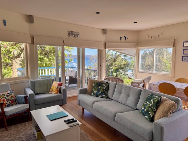 Smart TV - The Sundeck Cottage -  Clareville Beach (Clareville)