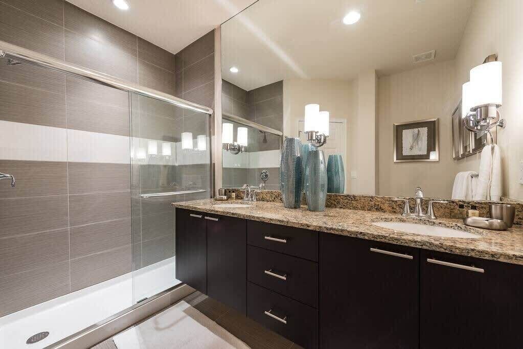 Bathtub, hair dryer, towels, shampoo