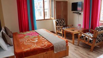 Chambre Deluxe, vue montagne | 1 chambre, ameublement personnalisé, bureau, rideaux occultants