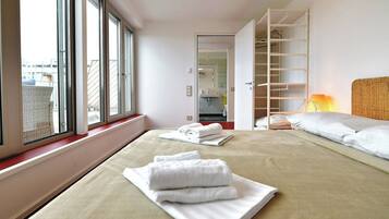 2 dormitorios, caja fuerte, escritorio y tabla de planchar con plancha