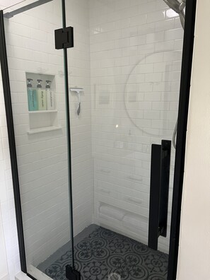 Dusche, umweltfreundliche Kosmetikartikel, Haartrockner, Handtücher