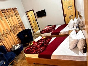 Habitación Deluxe doble | Sistema de insonorización, tabla de planchar con plancha, wifi gratis