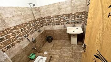 Dobbeltrom – deluxe | Bad | Dusj, designertoalettartikler, håndklær og såpe