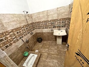 Habitación Deluxe doble | Baño | Ducha, artículos de higiene personal de diseño, toallas y jabón