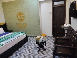 Habitación Deluxe doble | Sistema de insonorización, tabla de planchar con plancha, wifi gratis