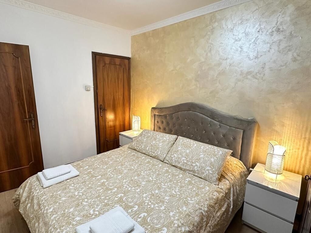 2 slaapkamers, een strijkplank/strijkijzer, reisbedje, wifi