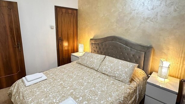 A bedroom with a bed, nightstands, and a wardrobe. - Two minutes to the Rialto Bridge - two minutes to the Rialto Bridge (Venezia)