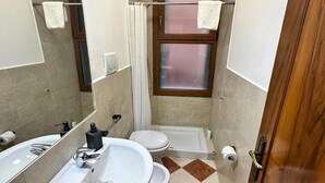 A bathroom with a sink, two toilets, a shower, and a window with frosted glass. - Two minutes to the Rialto Bridge - two minutes to the Rialto Bridge (Venezia)