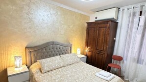 A bedroom with a bed, nightstands, a wardrobe, and a window with curtains. - Two minutes to the Rialto Bridge - two minutes to the Rialto Bridge (Venezia)