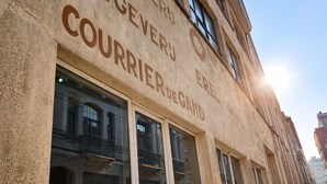 A building facade with large windows and the words 'COURRIER DE GAND' visible. - Oostende Luxe Appartement in het Centrum Voor 2 +2 (Oostende)