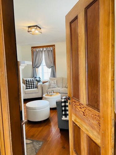 Farmhouse on Ranch! Fireplaces, Horses & Cattle