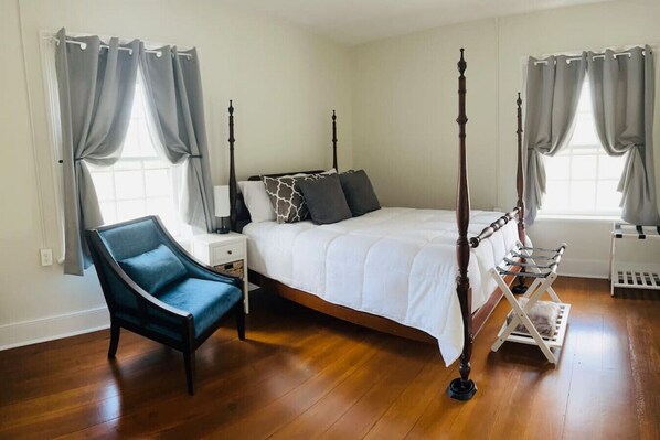 4 bedrooms, desk, iron/ironing board, travel cot