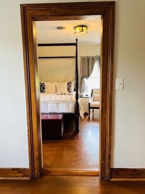 4 bedrooms, desk, iron/ironing board, travel cot