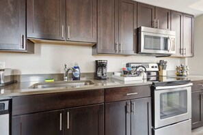 Kühlschrank, Mikrowelle, Ofen, Herdplatte