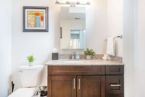 Bathtub, eco-friendly toiletries, hair dryer, towels - 2BR Downtown Luxury Getaway (Detroit)