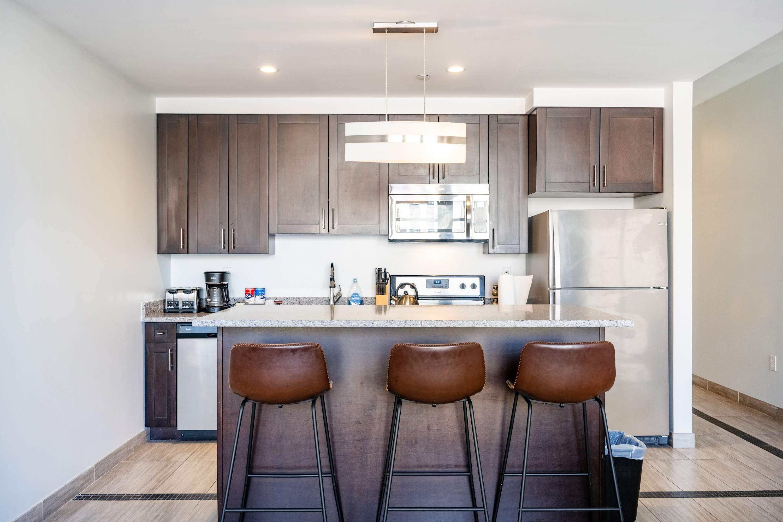 Kjøleskap, mikrobølgeovn, ovn og kokeplater