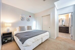 2 bedrooms, iron/ironing board, travel cot, free WiFi - 2BR Downtown Luxury Getaway (Detroit)