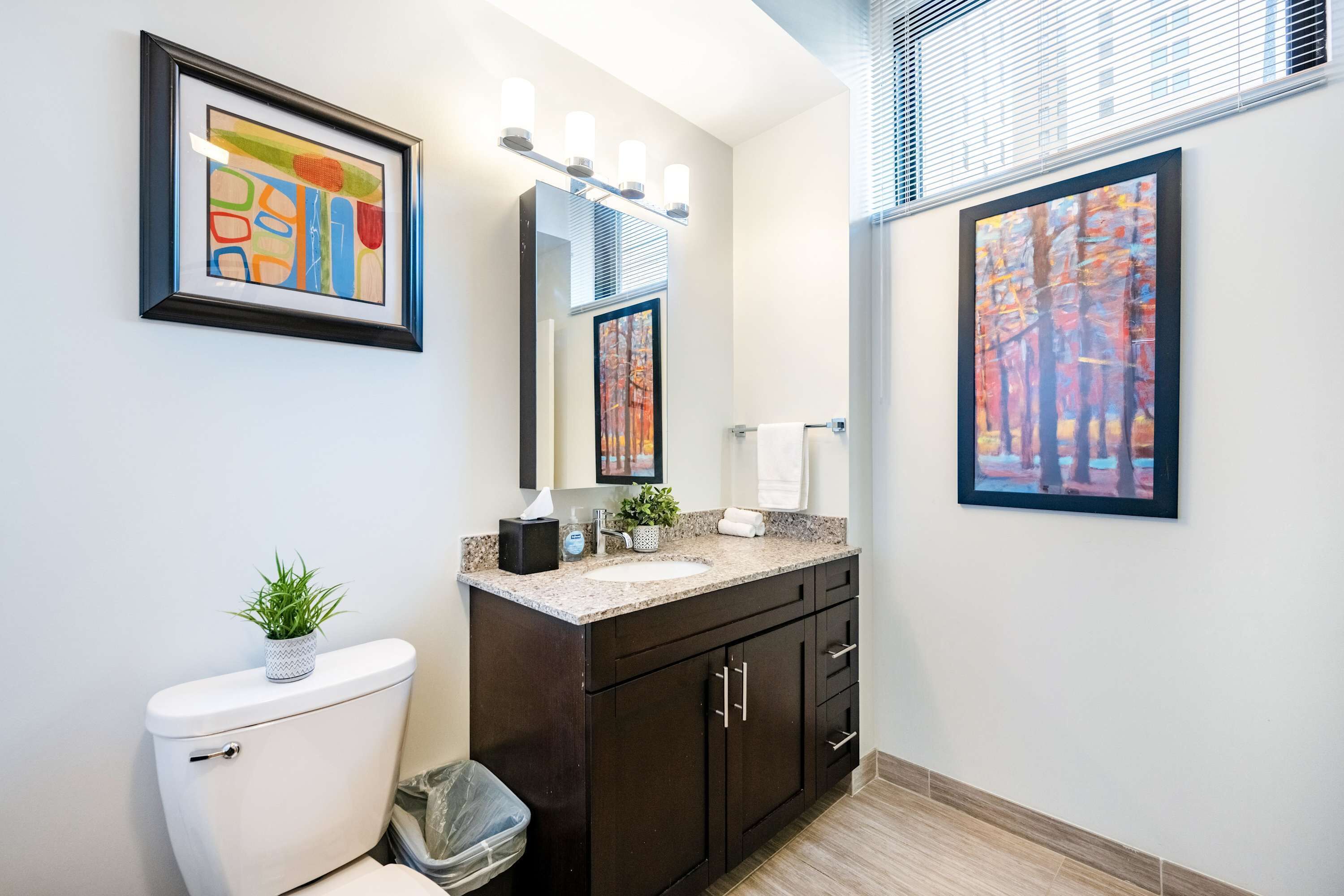 Badekar, miljøvennlige toalettsaker, hårføner og håndklær