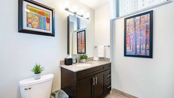 Badekar, miljøvennlige toalettsaker, hårføner og håndklær