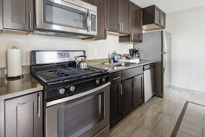 2BR Executive Modern Downtown Apartment