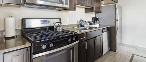 Een koelkast, een magnetron, een oven, een kookplaat