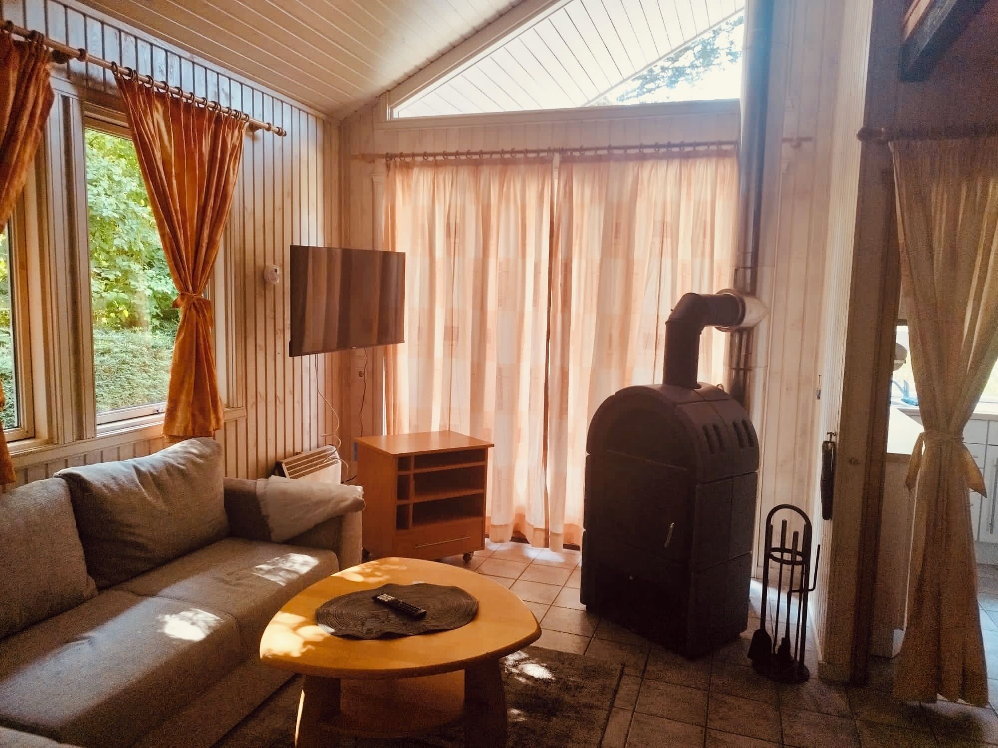 智能電視、壁爐、足球機、乒乓球設施