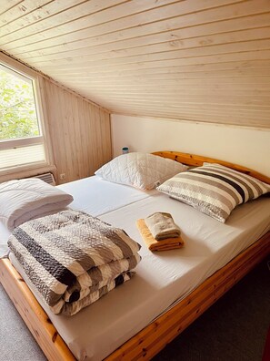 3 bedrooms, iron/ironing board, travel crib, free WiFi