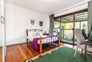 6 bedrooms, iron/ironing board, WiFi, bed sheets