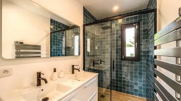 Douche, sĂšche-cheveux, serviettes fournies, papier toilette