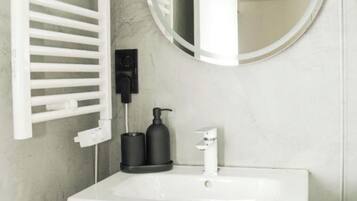 Ducha, secador de pelo, toallas y jabón