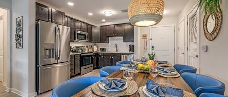 Kylskåp, mikrovågsugn, ugn och spishäll