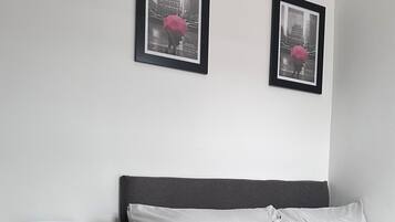 3 bedrooms, desk, iron/ironing board, free WiFi