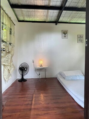 Studio – classic, 2 enkeltsenger, balkong, fjellutsikt | Individuelt dekorert, individuelt innredet og skrivebord for bærbar PC