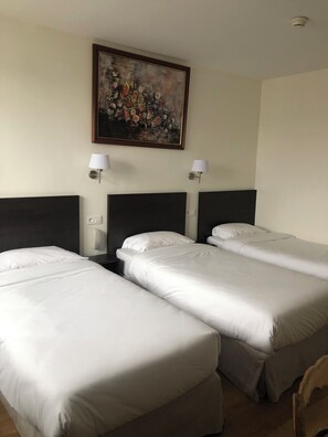 Kamar Triple Premium | Seprai premium, meja kerja, Wi-Fi gratis, dan seprai linen