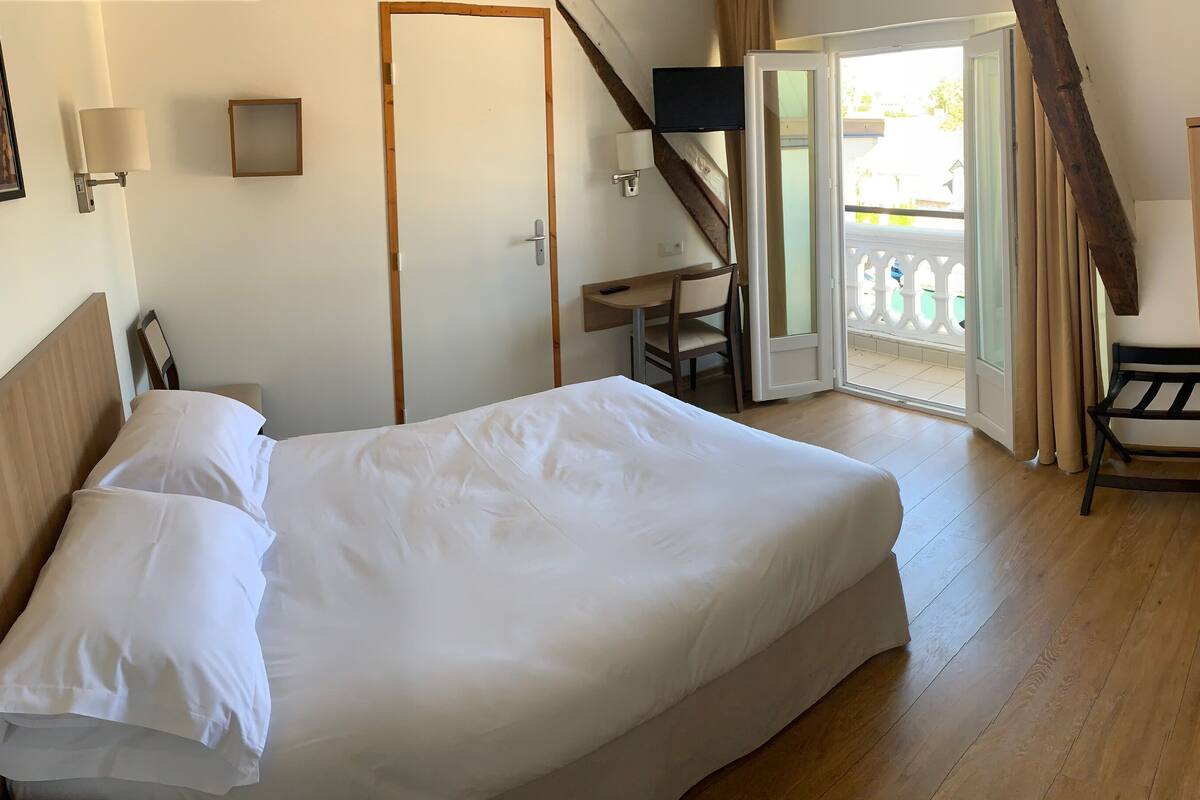 Chambre Double Premium | Literie de qualité supérieure, bureau, Wi-Fi gratuit, draps fournis