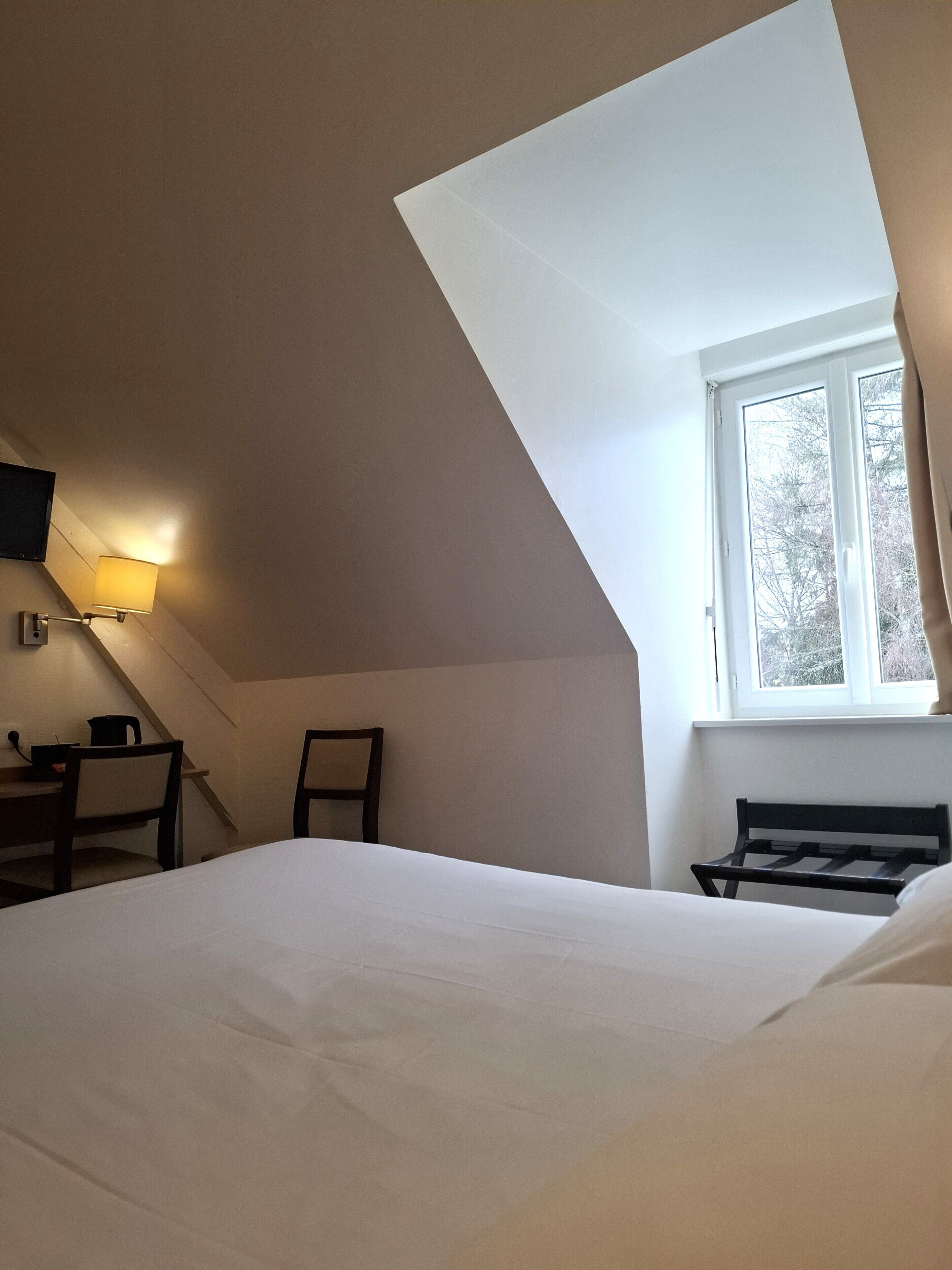 Chambre Double Confort | Literie de qualité supérieure, bureau, Wi-Fi gratuit, draps fournis