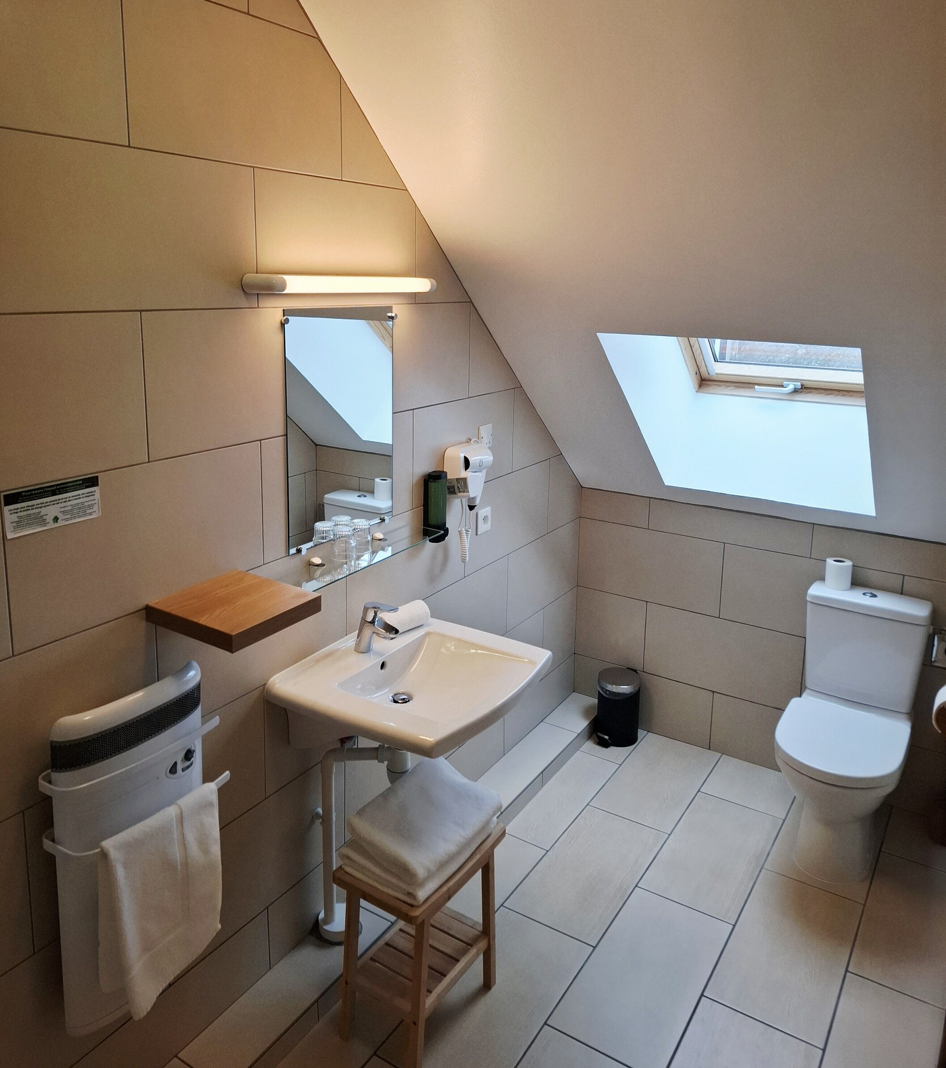 Comfort-Doppelzimmer | Badezimmer | Haartrockner, Handtücher, Seife, Shampoo