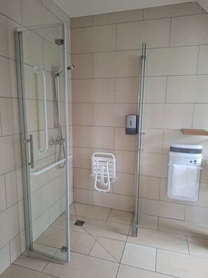 Premium Double Room | Bathroom | Hair dryer, towels, soap, shampoo - Le grand hôtel ussel (Ussel)