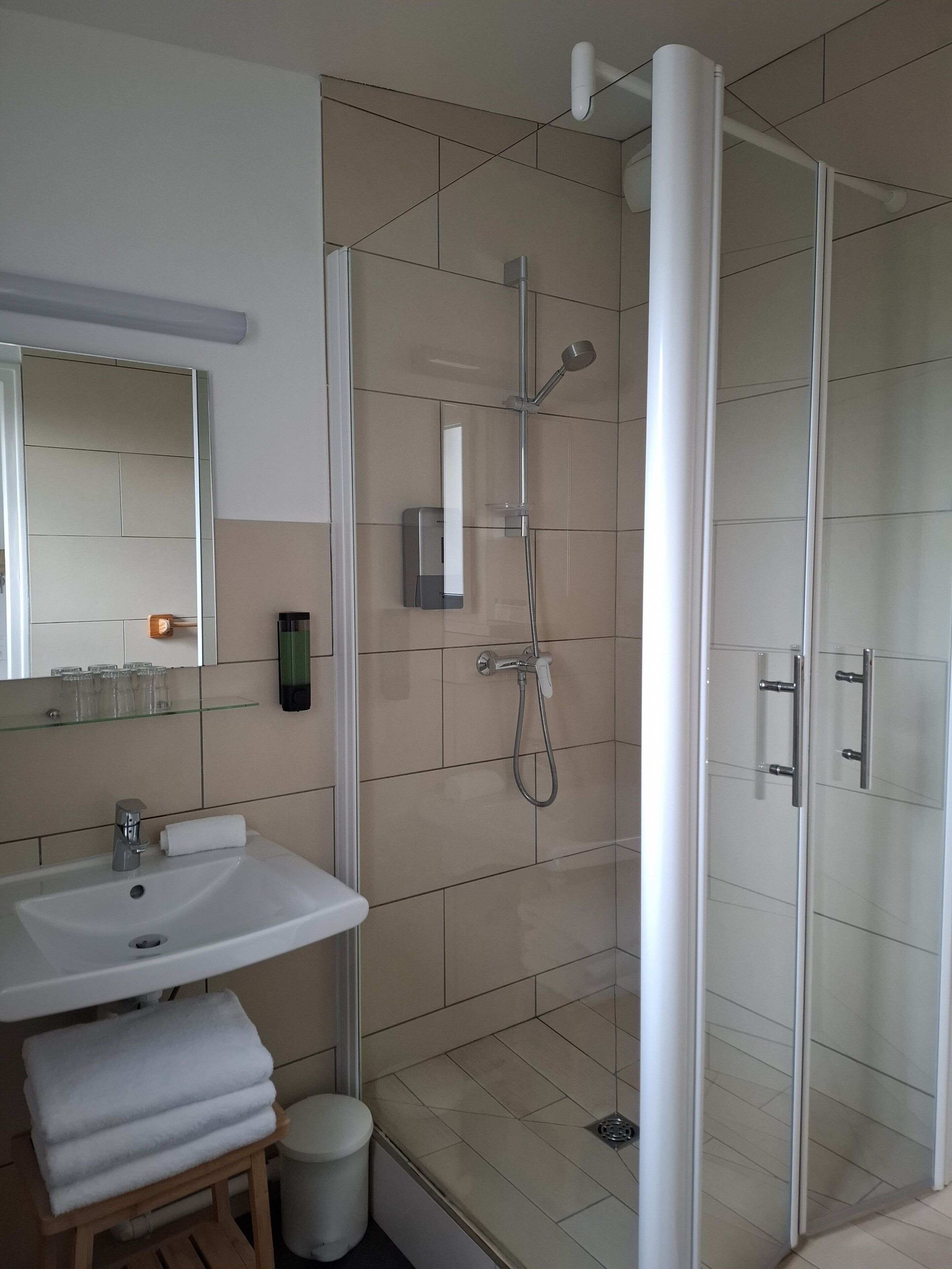 Een haardroger, handdoeken, zeep, shampoo