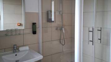 Een haardroger, handdoeken, zeep, shampoo